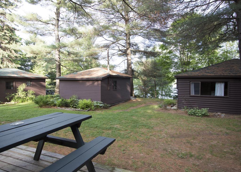 The Pines Cottage Resort Oxtongue Lake Exterior photo